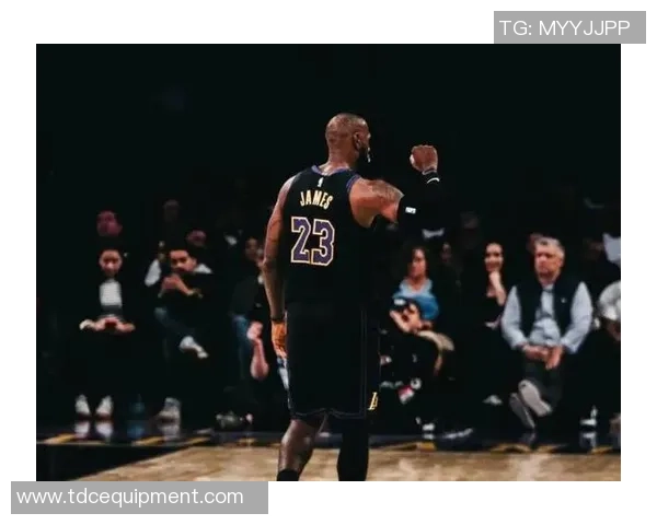 足球巨星詹姆斯的辉煌生涯与个人魅力全解析